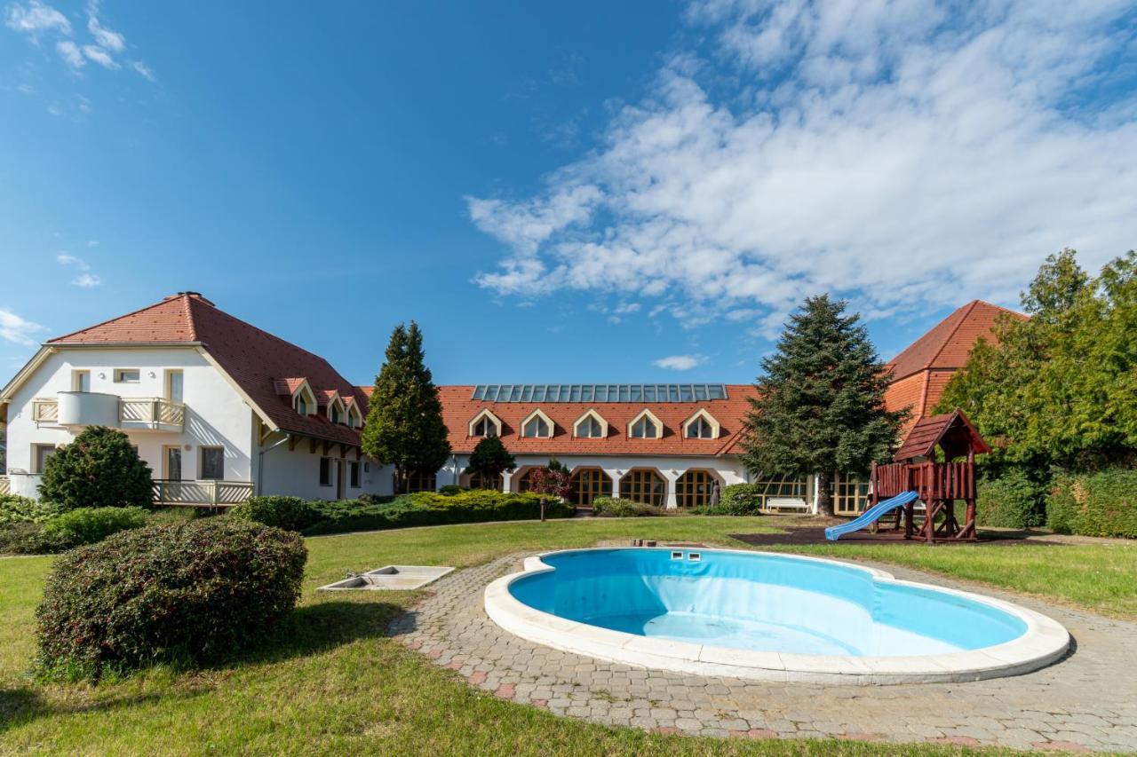 Global Apartmanhaz Vonyarcvashegy Buitenkant foto