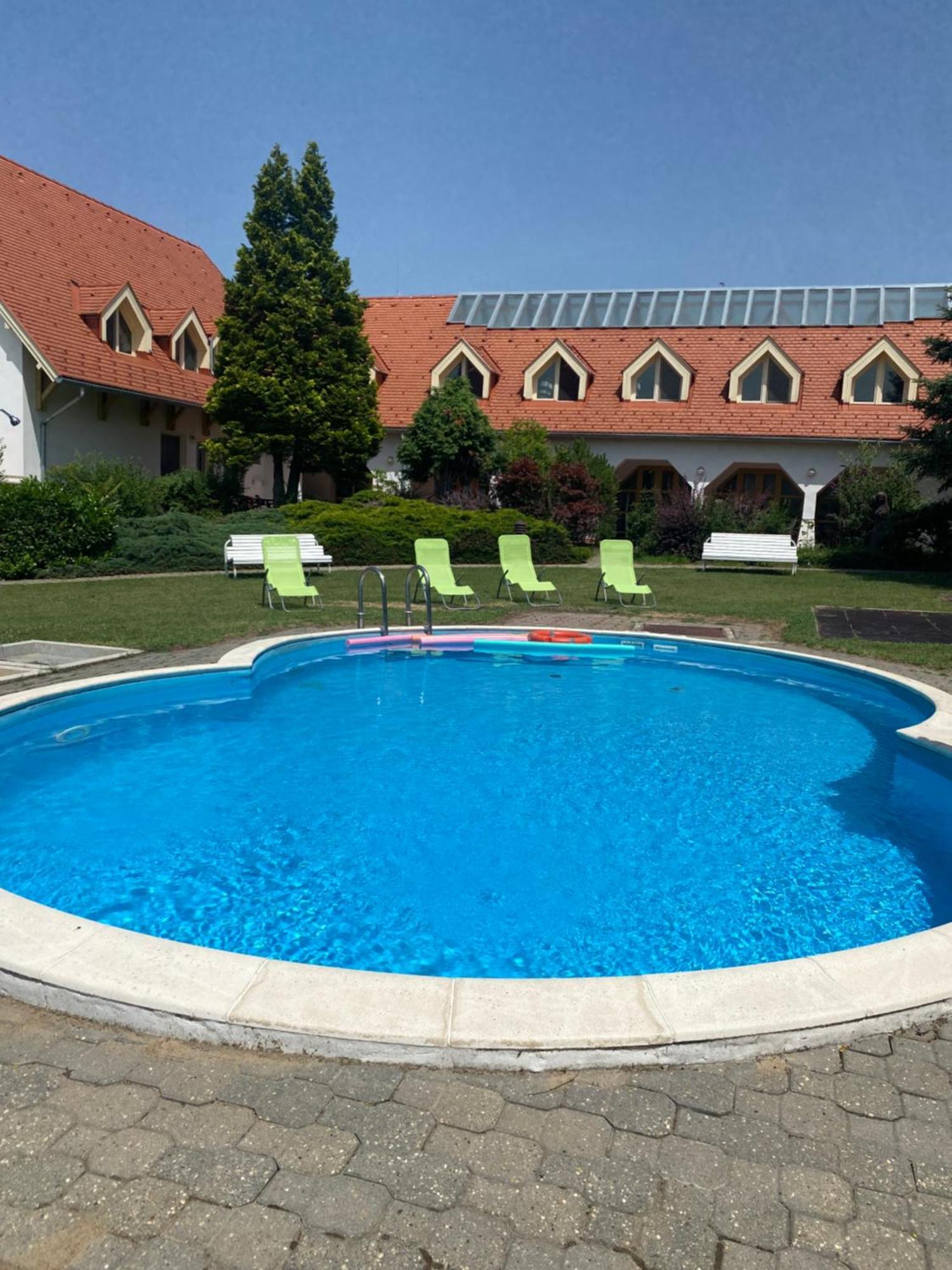 Global Apartmanhaz Vonyarcvashegy Buitenkant foto